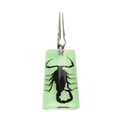 GLOW-IN-THE-DARK STAND-UP BLACK SCORPION CLIP